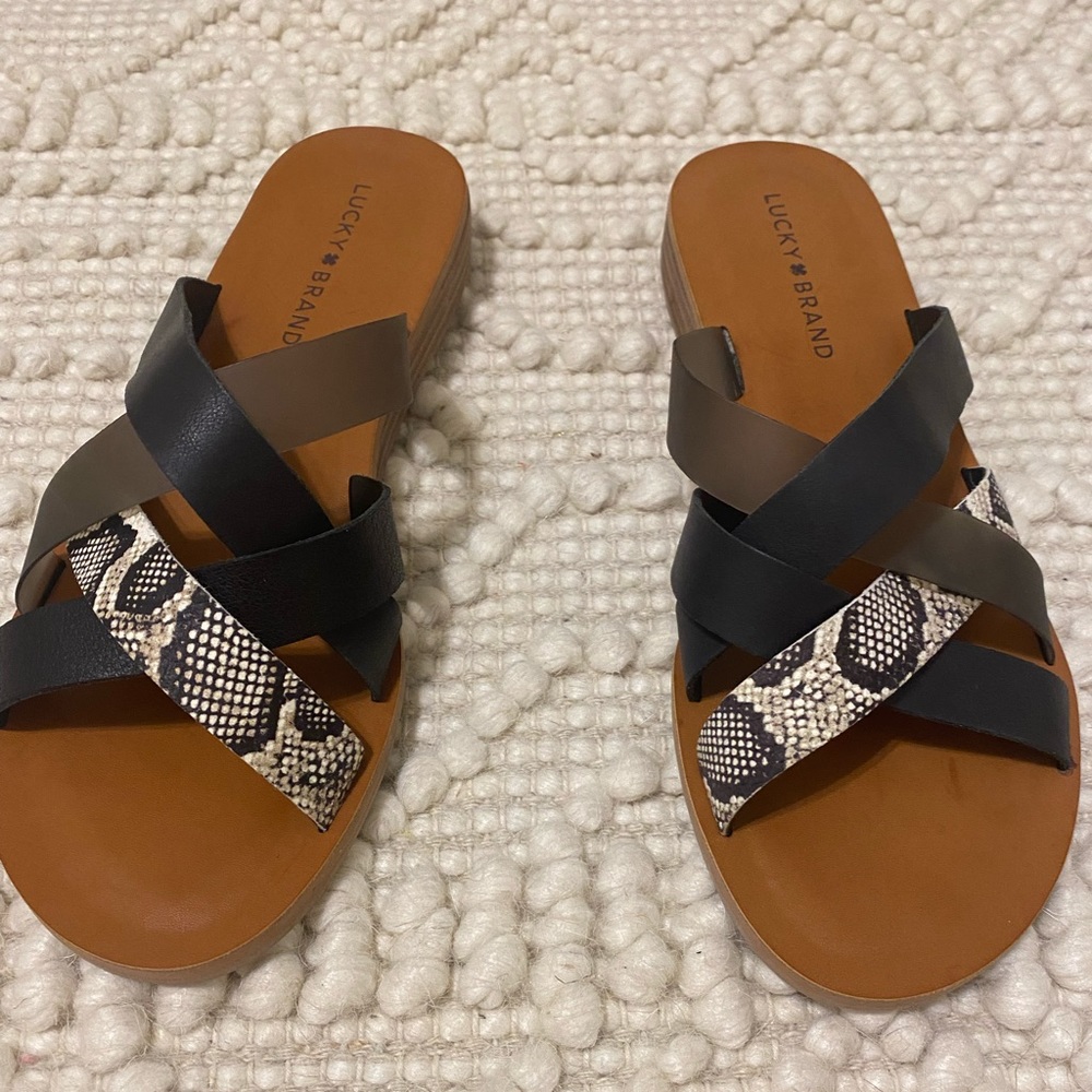 Flat sandals